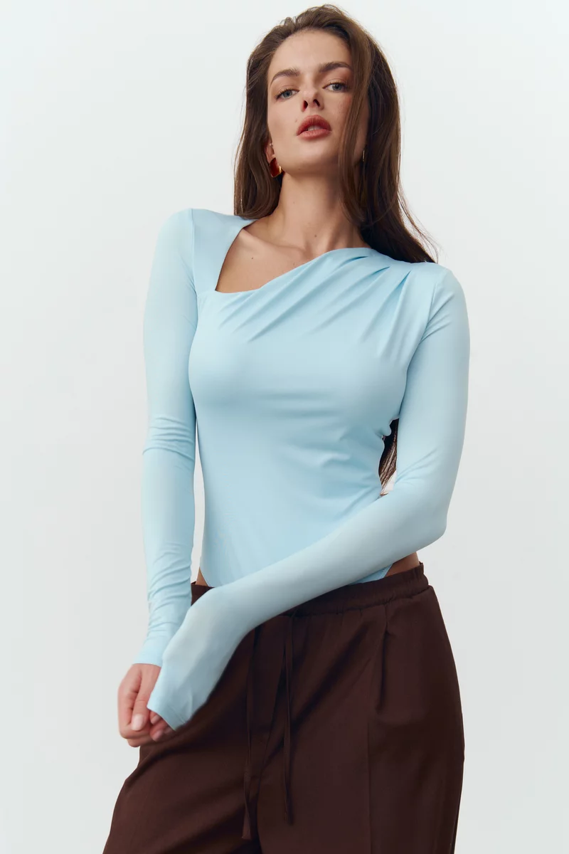 Голубой трикотажный боди с боковой драпировкой фотография 2