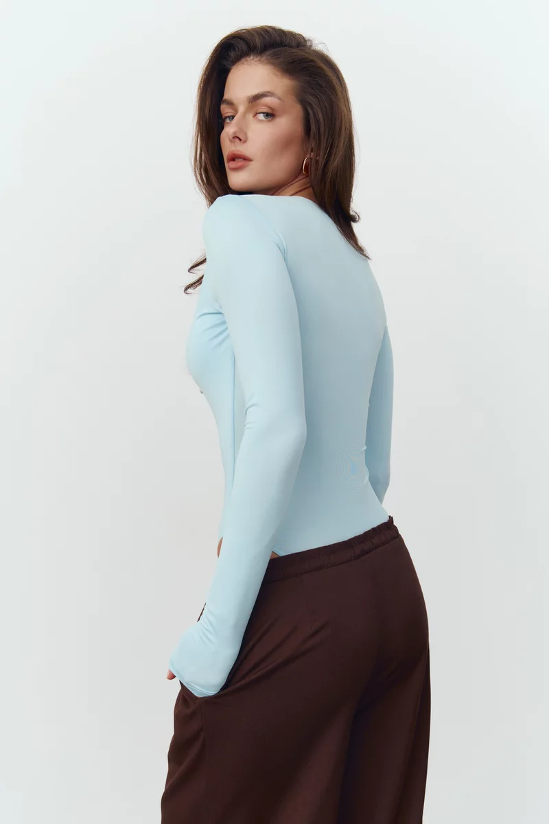 Голубой трикотажный боди с боковой драпировкой фотография 4