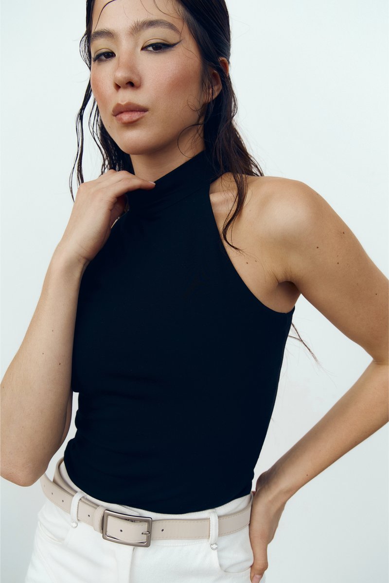 

Чорний трикотажний топ із коміром-стійкою