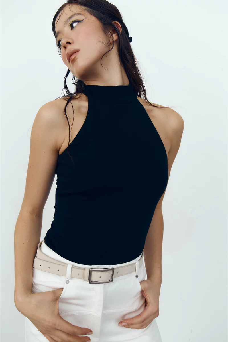 Черный трикотажный топ с воротником-стойкой фотография 3