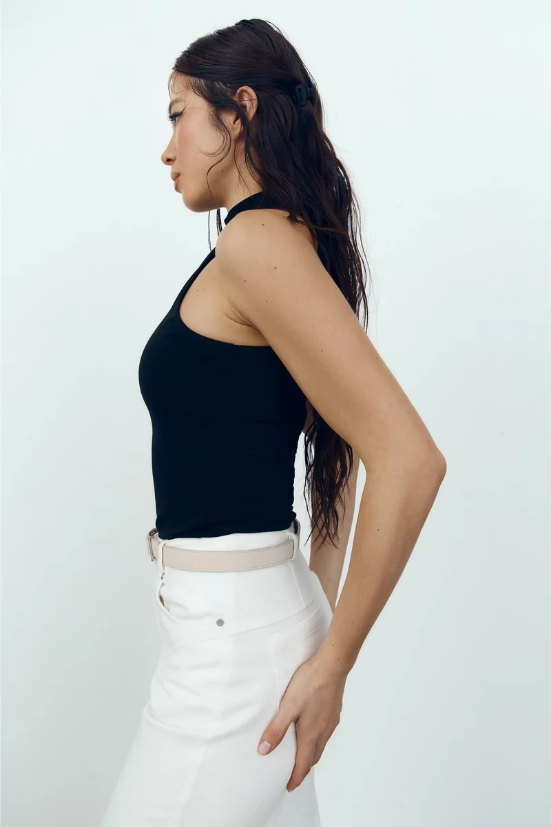 Черный трикотажный топ с воротником-стойкой фотография 4