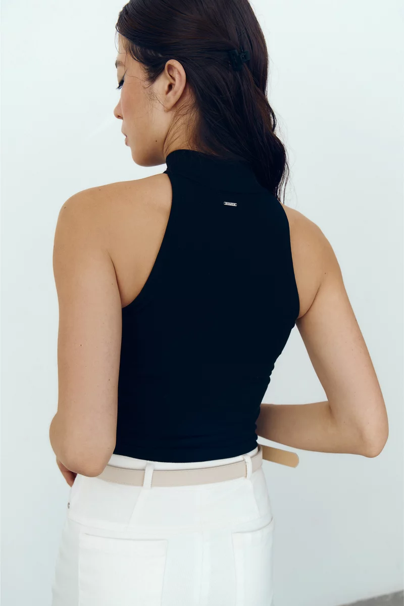 Черный трикотажный топ с воротником-стойкой фотография 5