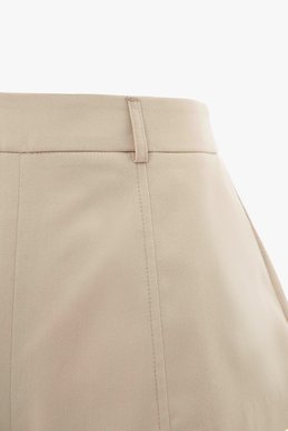 Короткие молочные шорты из костюмной ткани