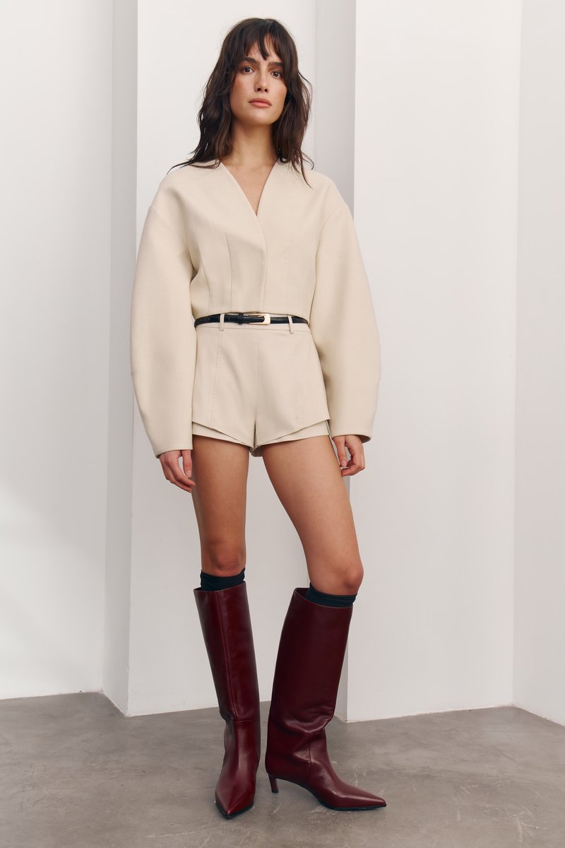 Молочні короткі шорти із костюмної тканини фотографія 1