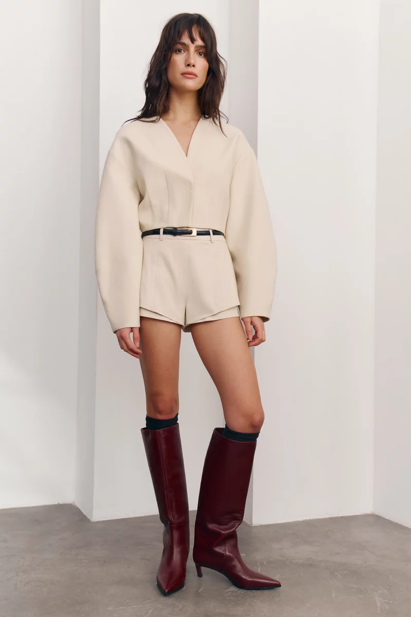 Короткие молочные шорты из костюмной ткани Короткие молочные шорты из костюмной ткани фотография 1