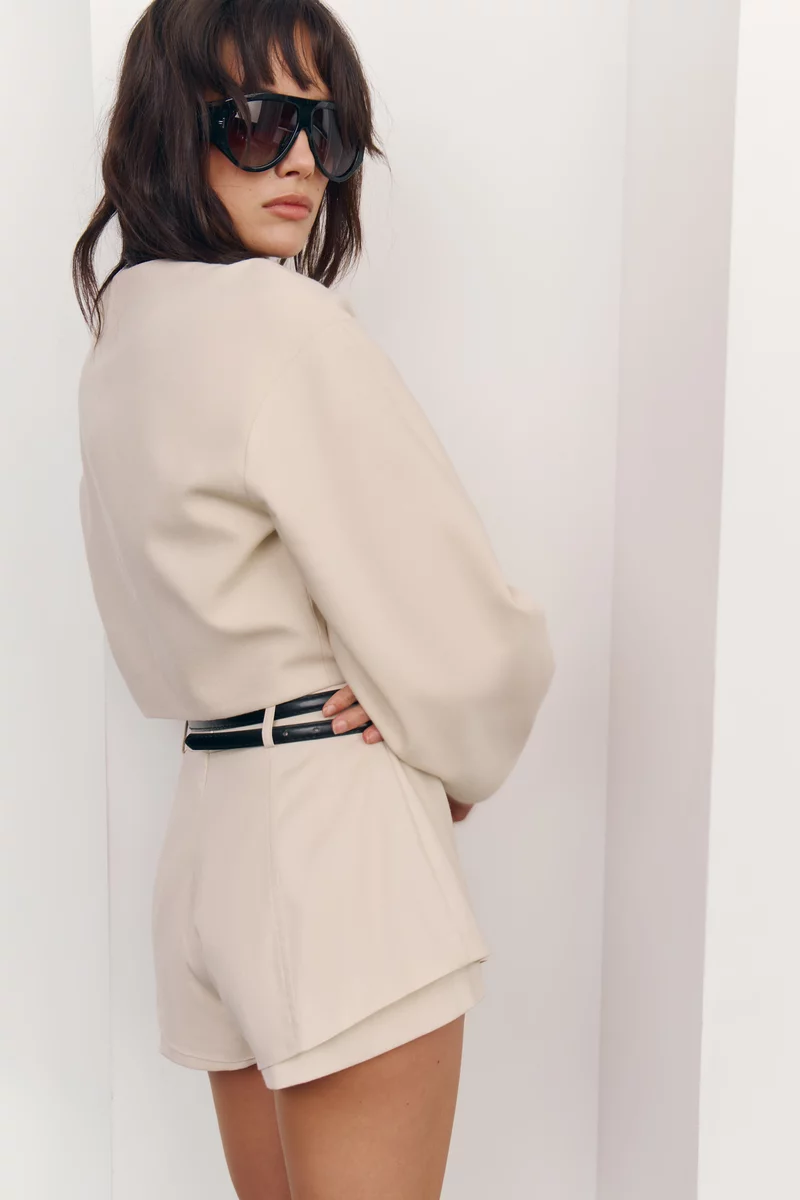 Короткие молочные шорты из костюмной ткани Короткие молочные шорты из костюмной ткани фотография 4