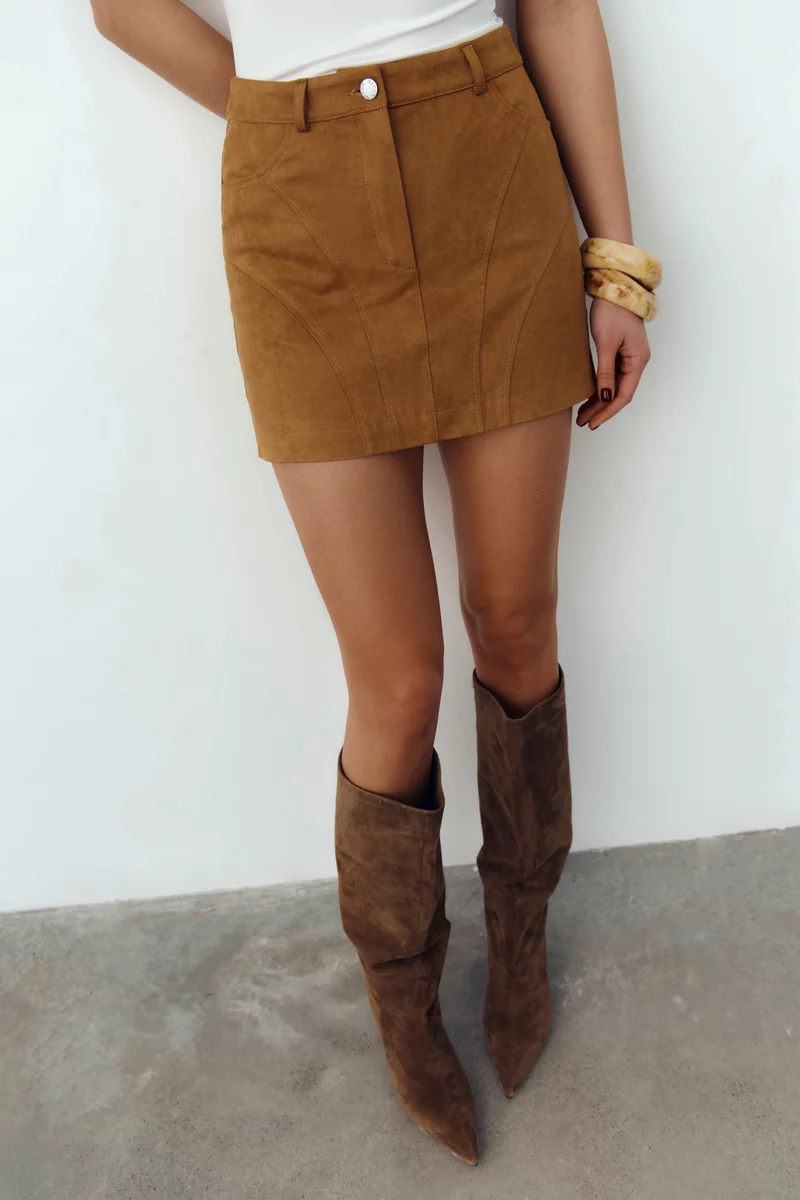 Юбка мини из экозамши в оттенке кемел фотография 3