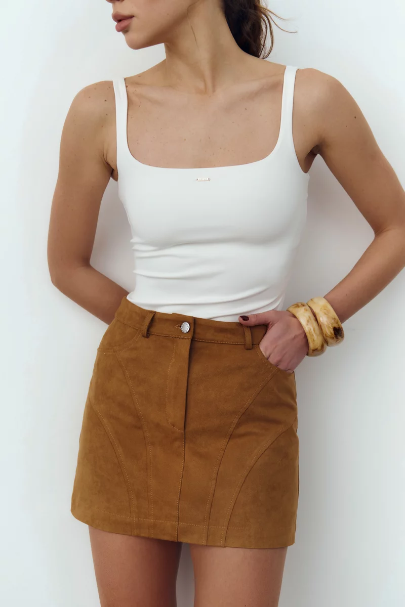 Юбка мини из экозамши в оттенке кемел фотография 4
