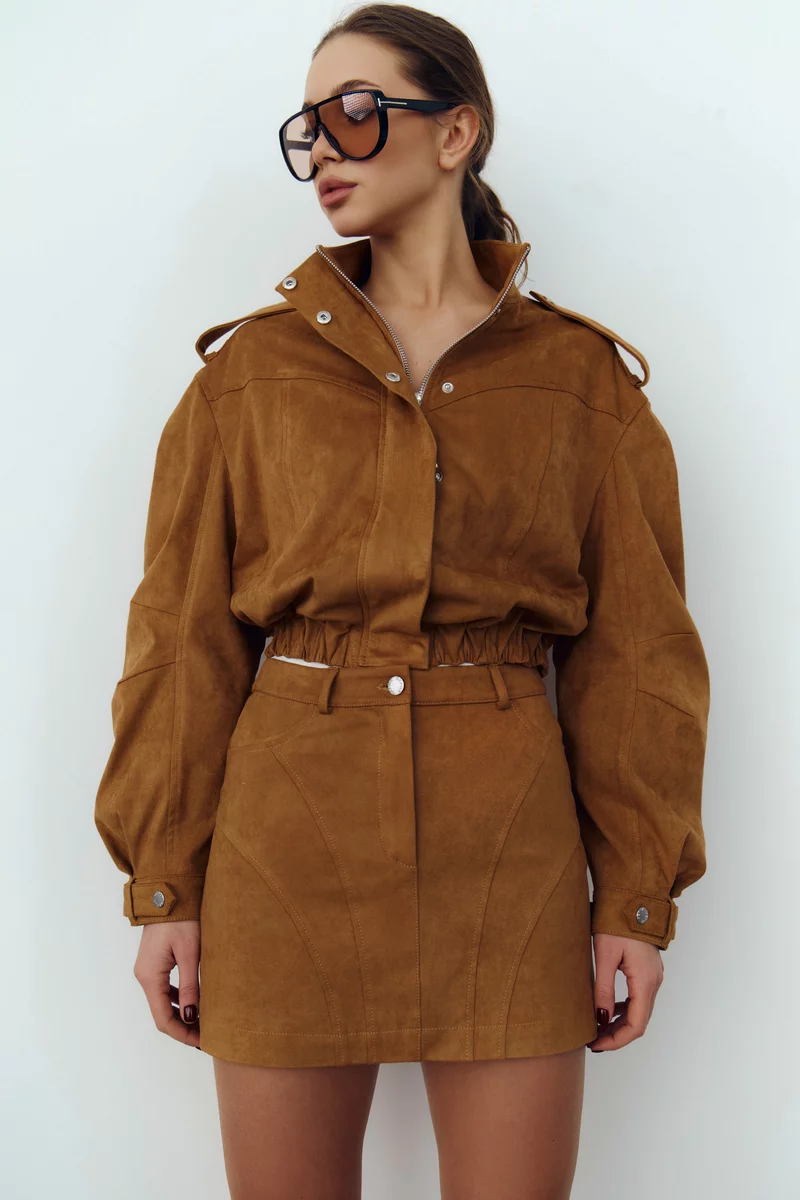 Юбка мини из экозамши в оттенке кемел фотография 5