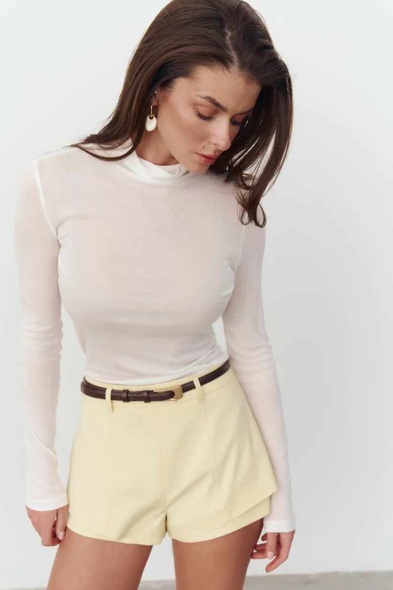 Молочный трикотажный лонгслив с воротником-стойкой фотография 3