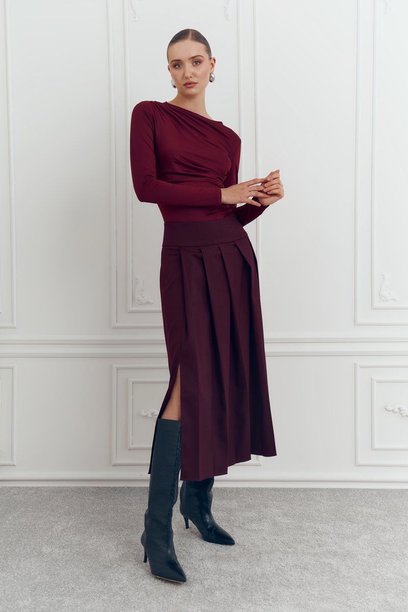 Юбка миди в складку в оттенке бургунди фотография 1