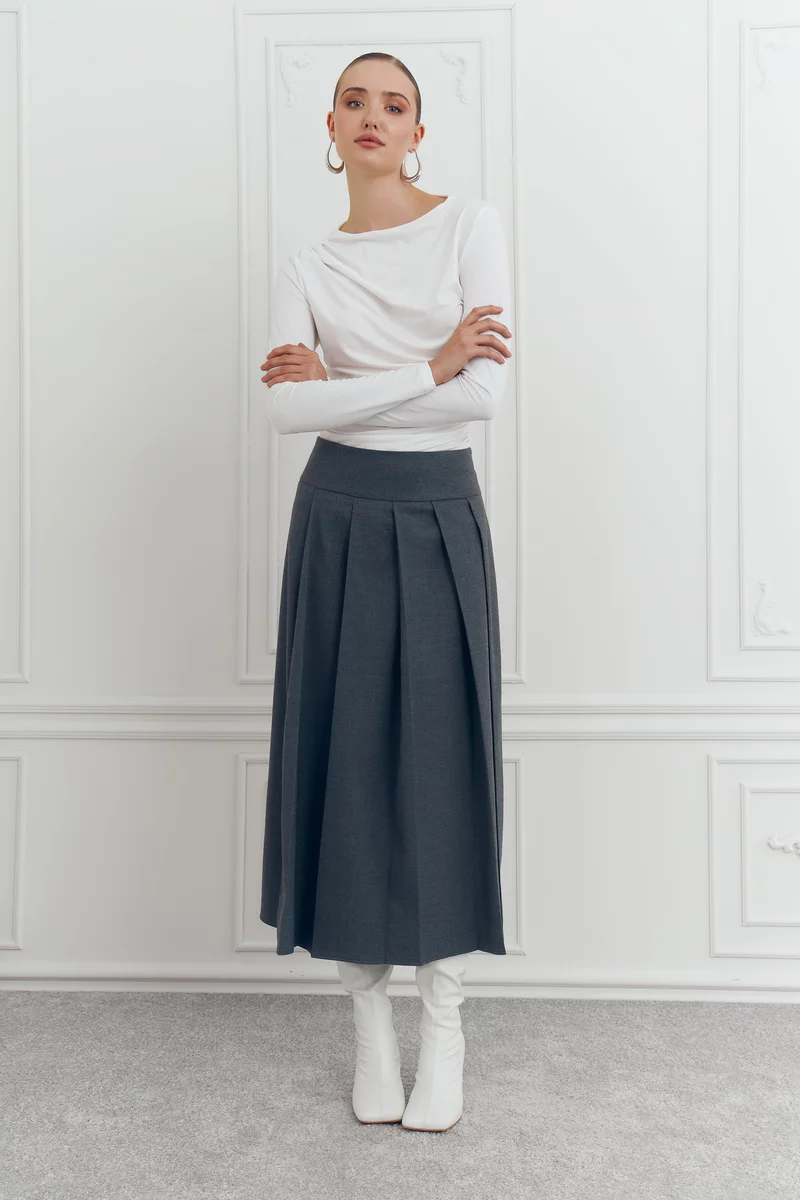 Серая юбка миди в складку фотография 3