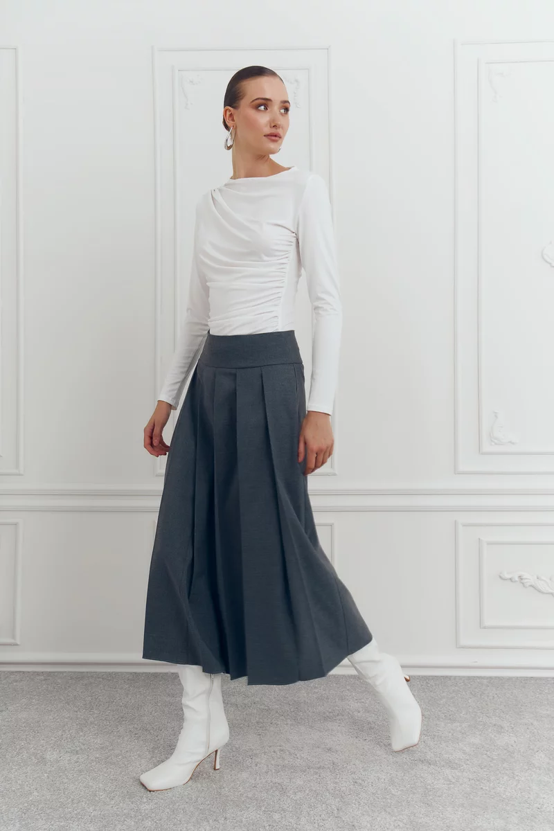 Серая юбка миди в складку фотография 5