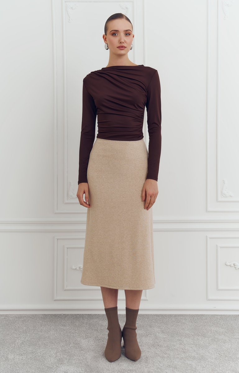 Бежевая трикотажная юбка миди с высокой талией фотография 1