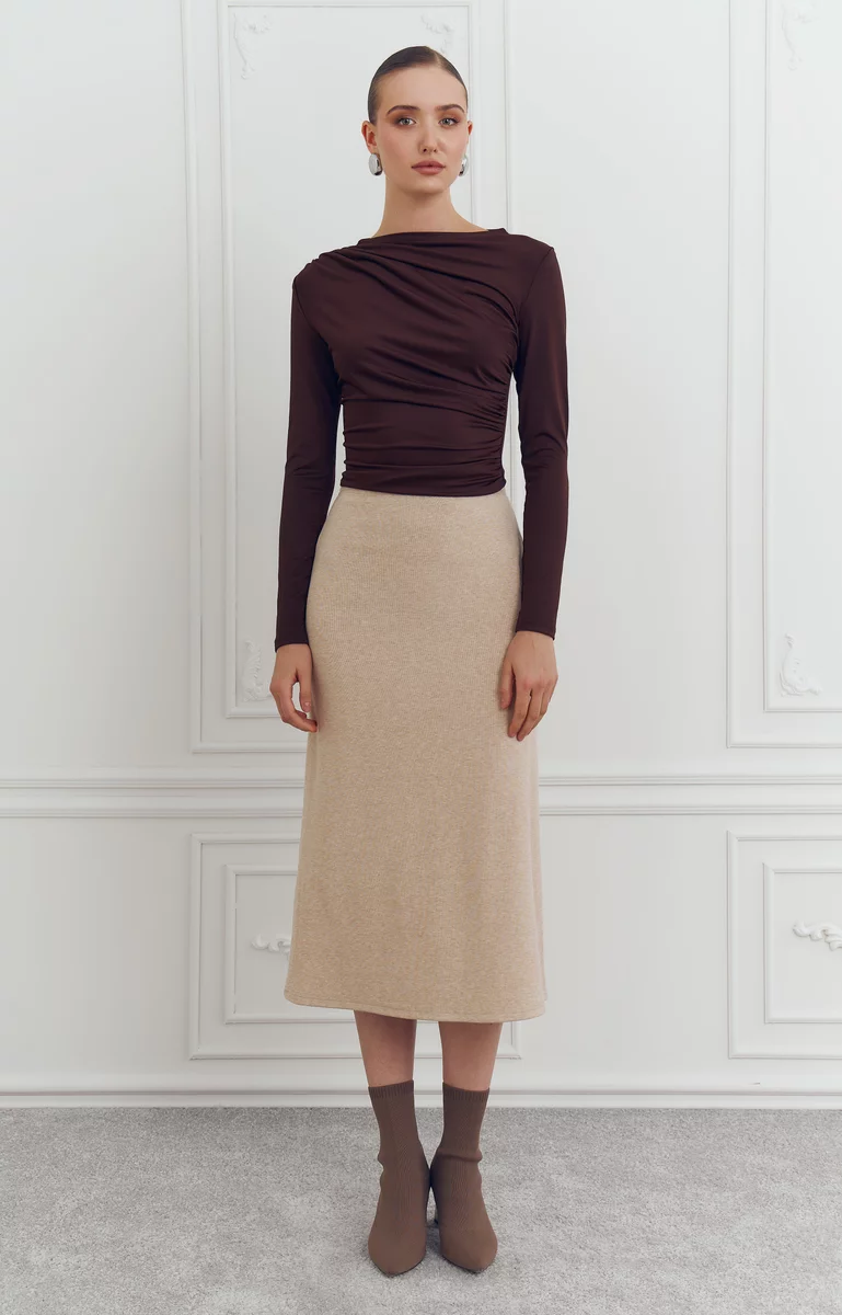 Бежевая трикотажная юбка миди с высокой талией фотография 1