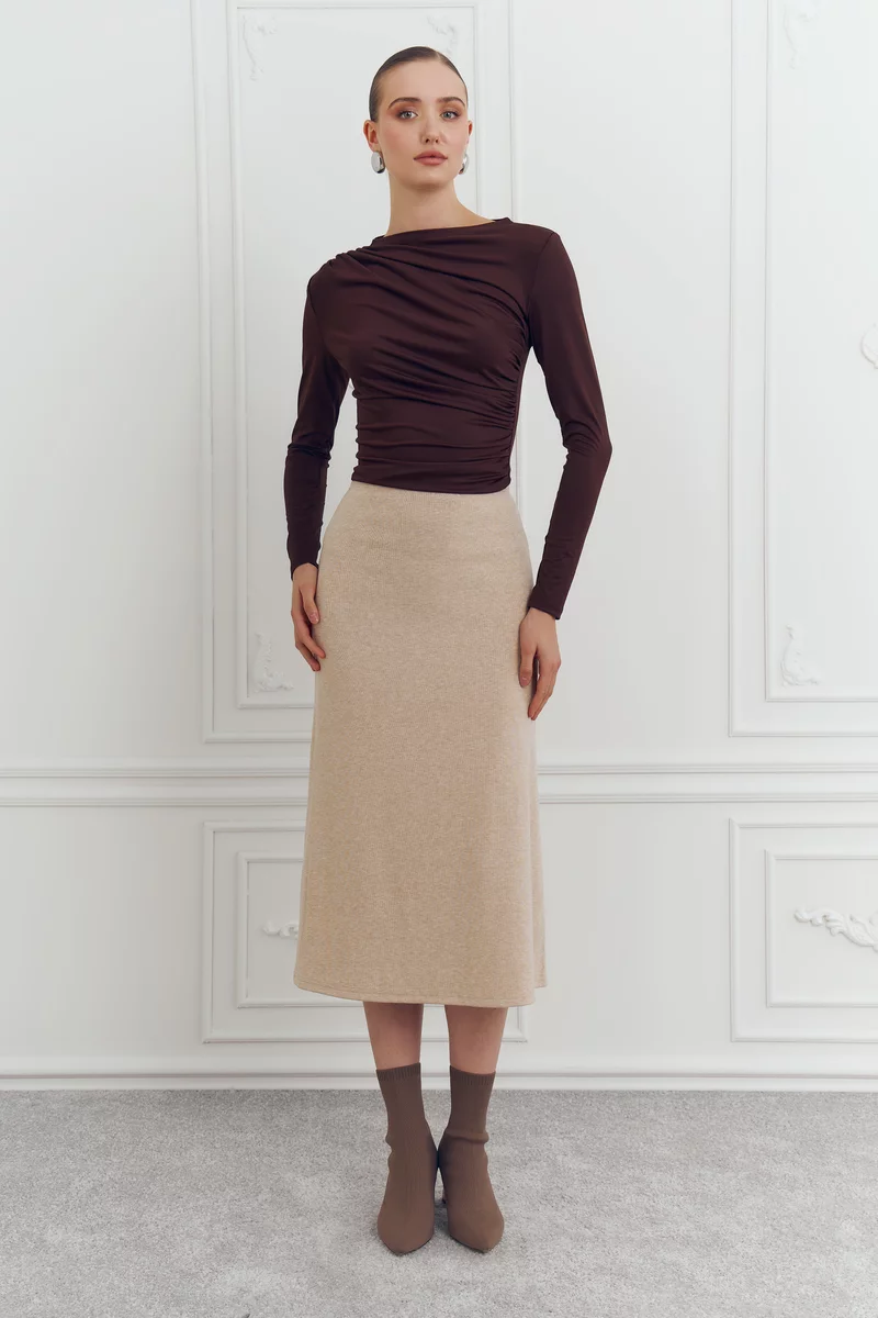 Бежевая трикотажная юбка миди с высокой талией фотография 3