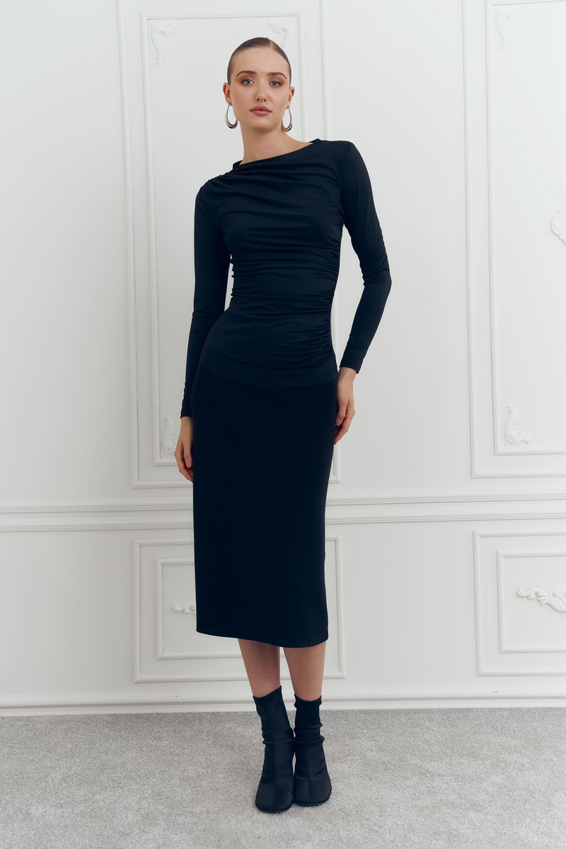 

Чорна трикотажна спідниця міді з високою талією