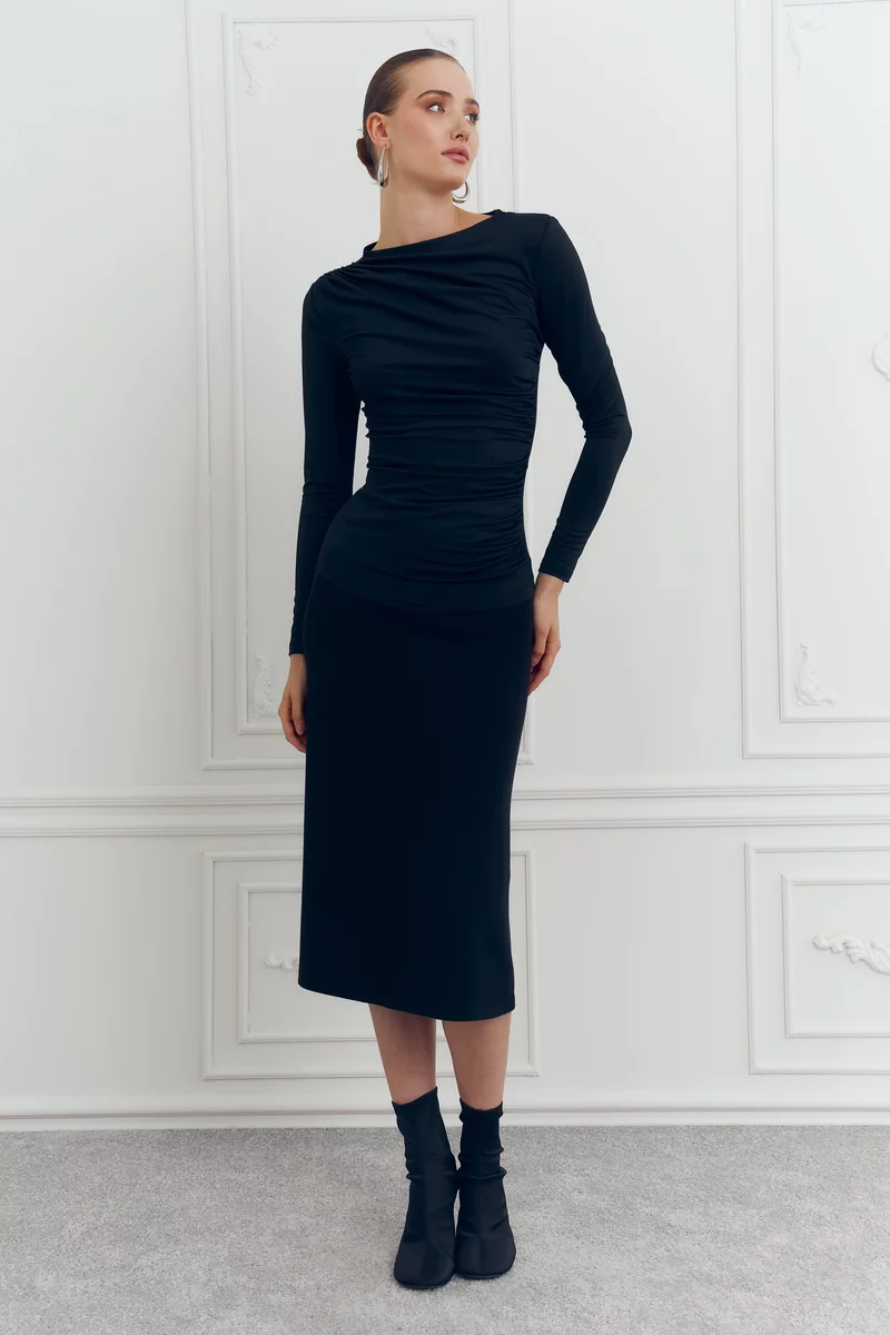 Черная трикотажная юбка миди с высокой талией фотография 2