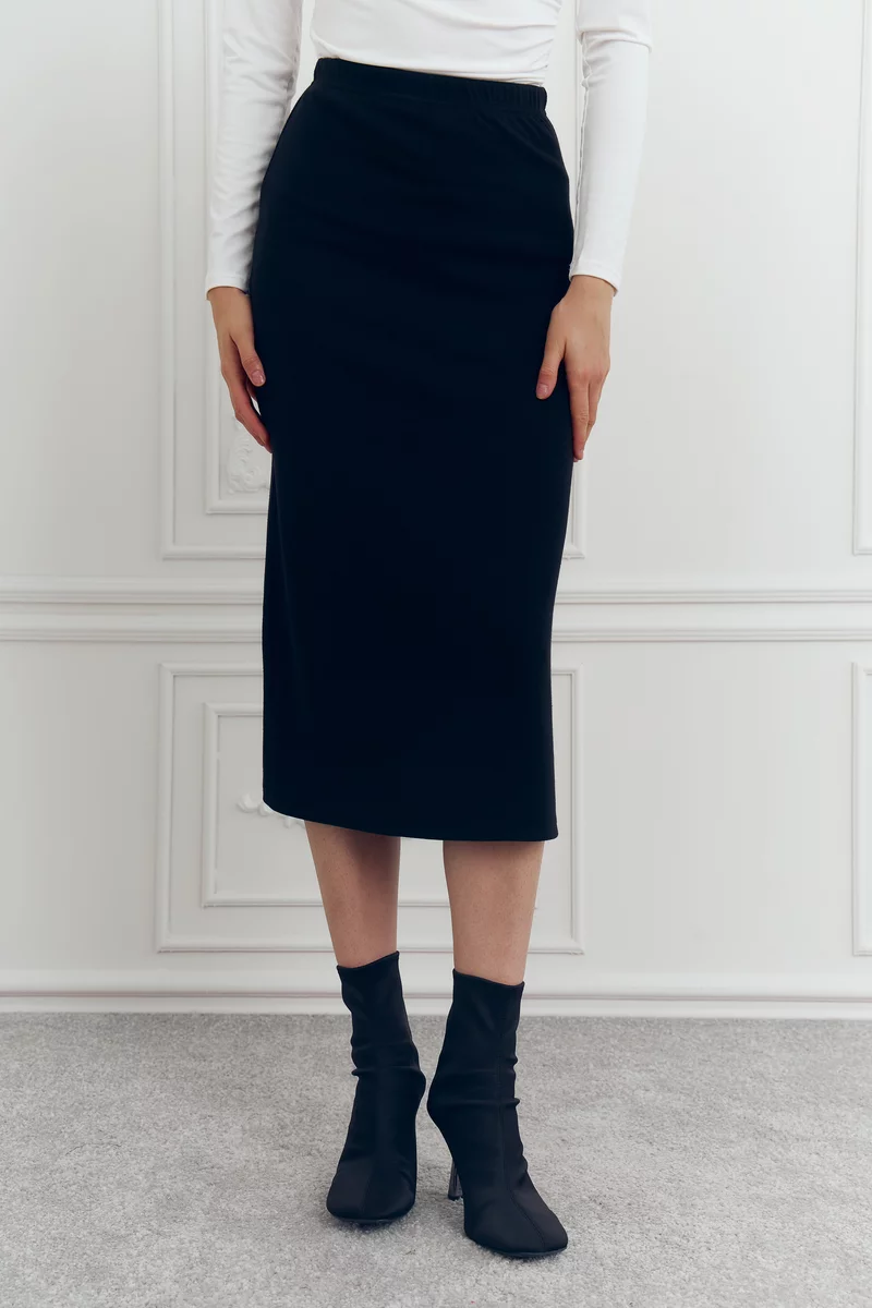 Черная трикотажная юбка миди с высокой талией фотография 3
