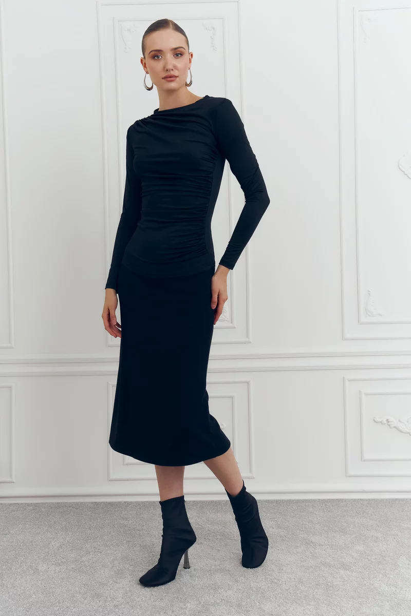 Черная трикотажная юбка миди с высокой талией фотография 4