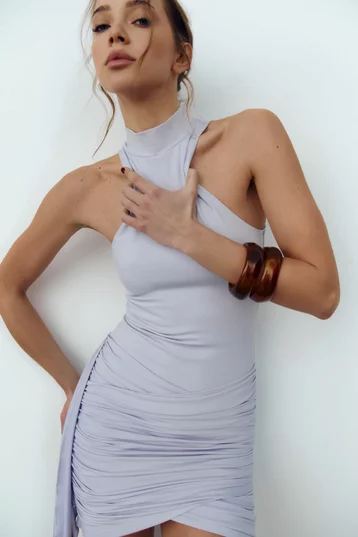 Блакитна трикотажна сукня міні з боковим шлейфом фотографія 1