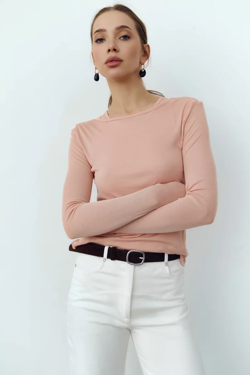 Трикотажный комплект из лонгслива и майки в персиковом оттенке фотография 3