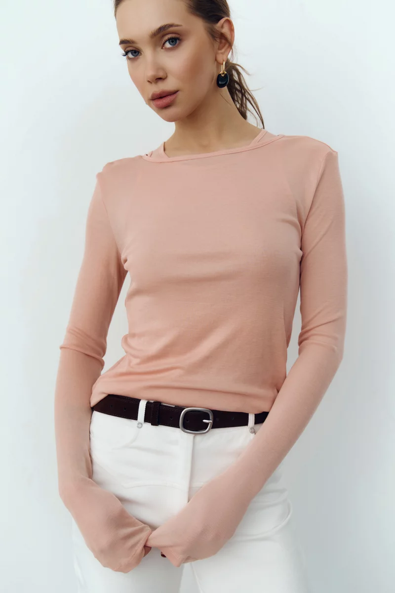 Трикотажный комплект из лонгслива и майки в персиковом оттенке фотография 4