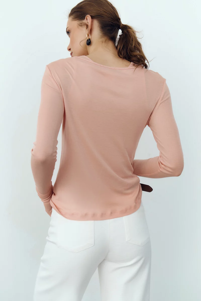 Трикотажный комплект из лонгслива и майки в персиковом оттенке фотография 5