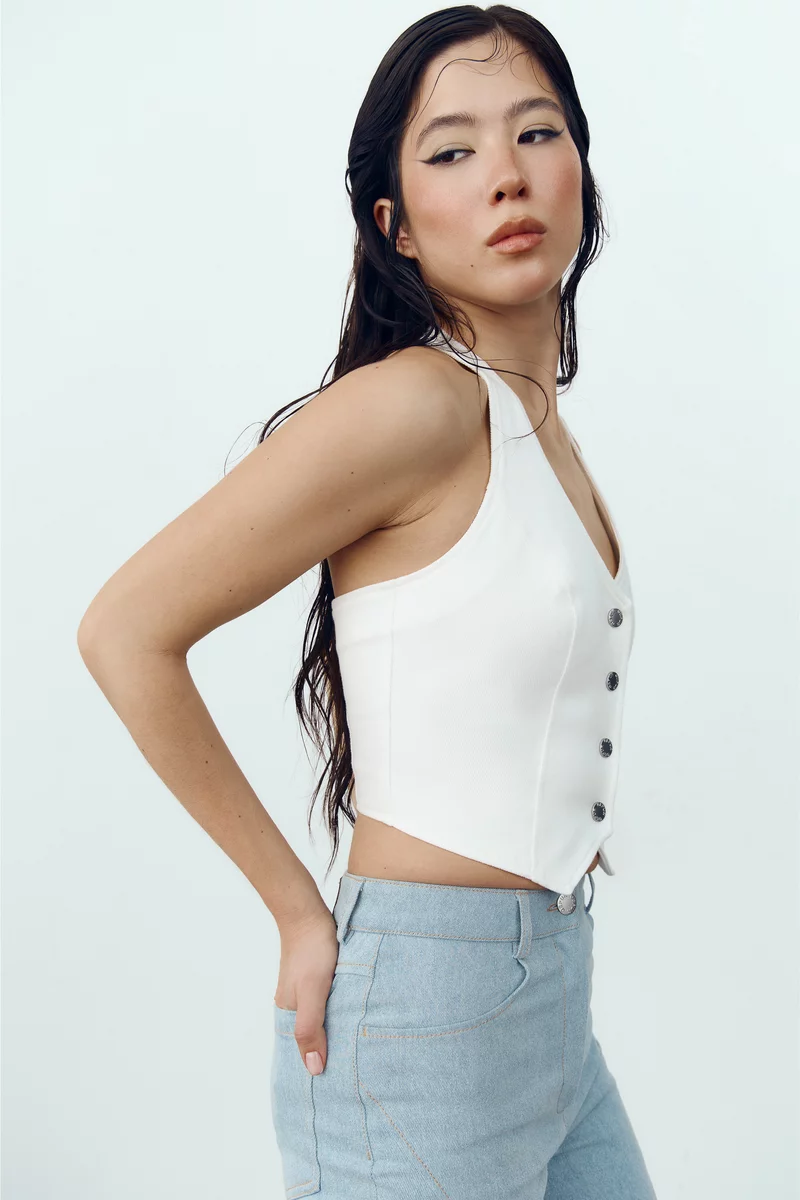 Молочный жилет на кнопках из денима фотография 1