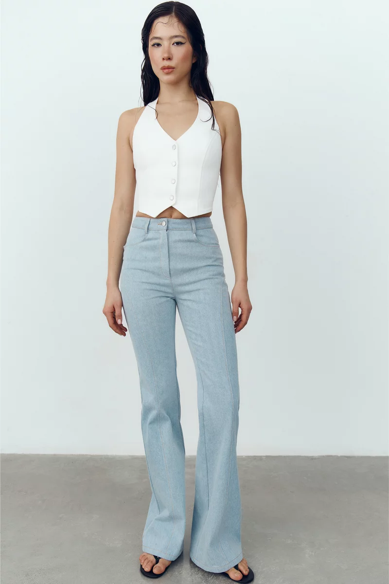 Молочный жилет на кнопках из денима фотография 2