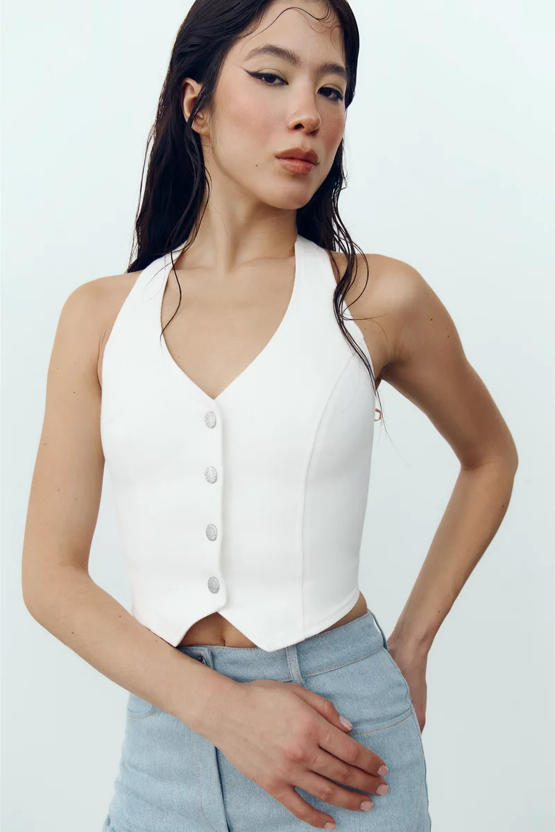 Молочный жилет на кнопках из денима фотография 3