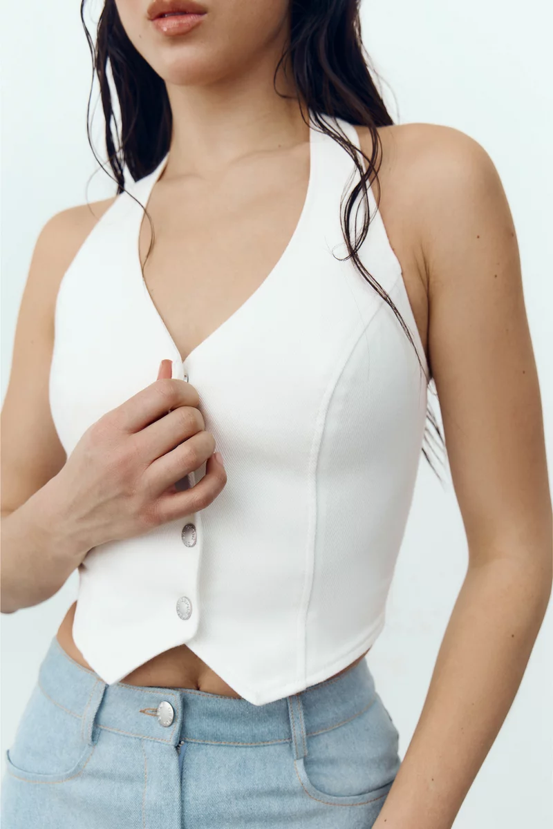 Молочный жилет на кнопках из денима фотография 4