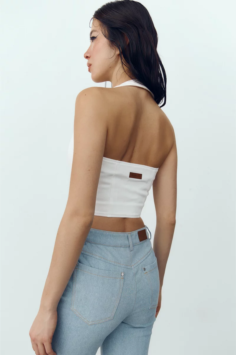 Молочный жилет на кнопках из денима фотография 5