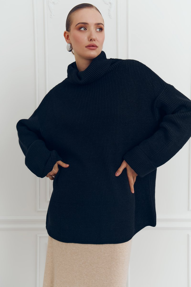 

Чорний базовий светр оверсайз з коміром-стійкою