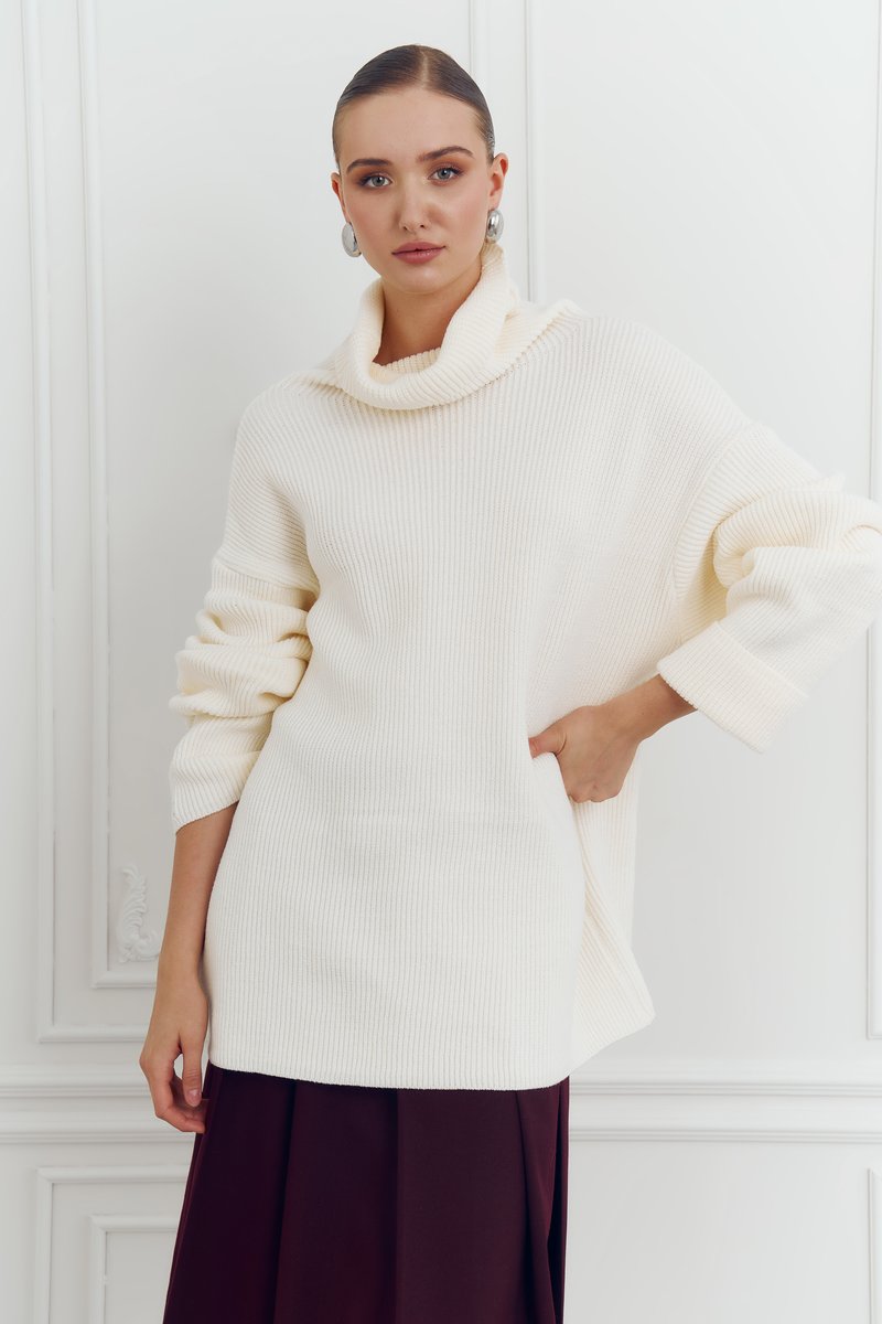 

Молочний базовий светр оверсайз з коміром-стійкою