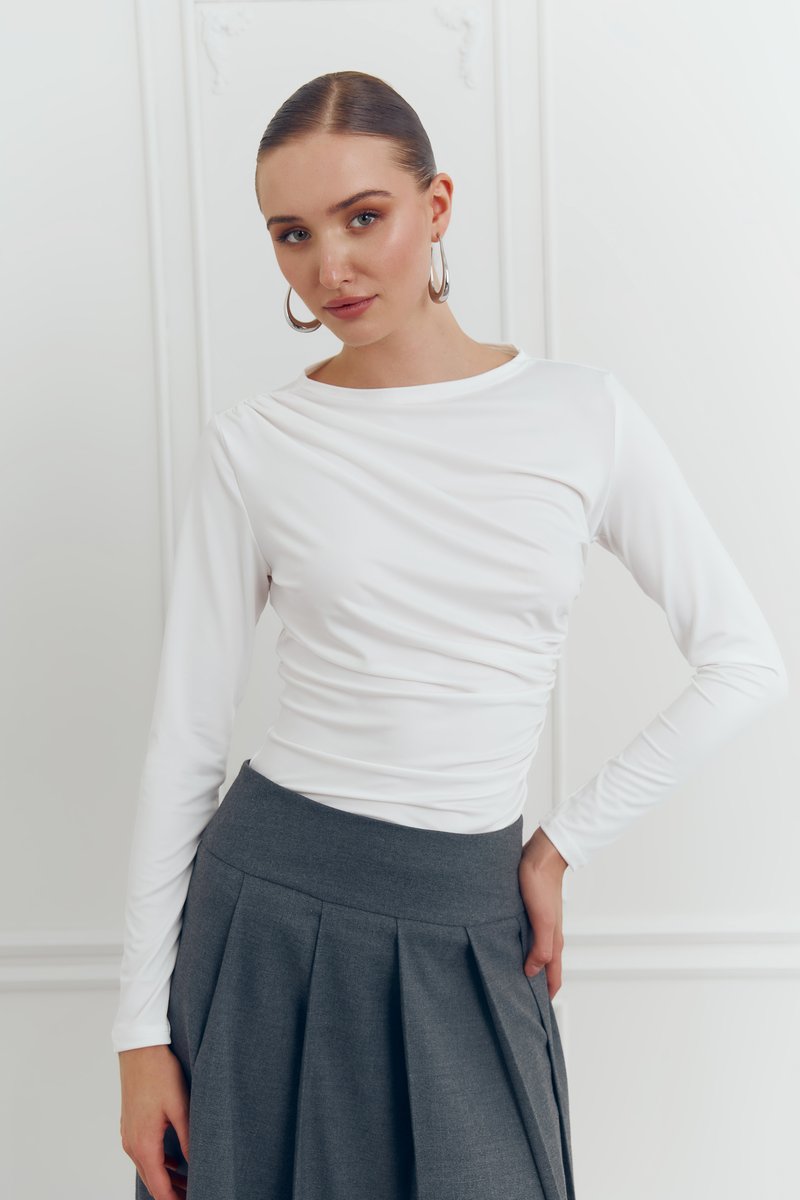 

Молочний лонгслів зі стрейчевого трикотажу