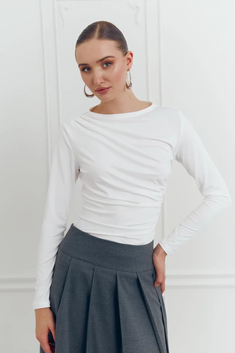 Молочный лонгслив из стрейчевого трикотажа фотография 1