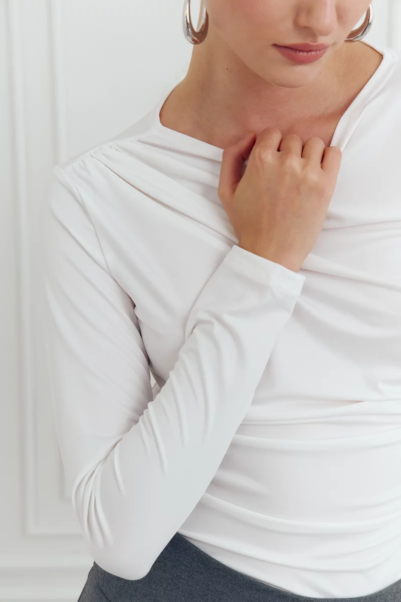 Молочный лонгслив из стрейчевого трикотажа фотография 2