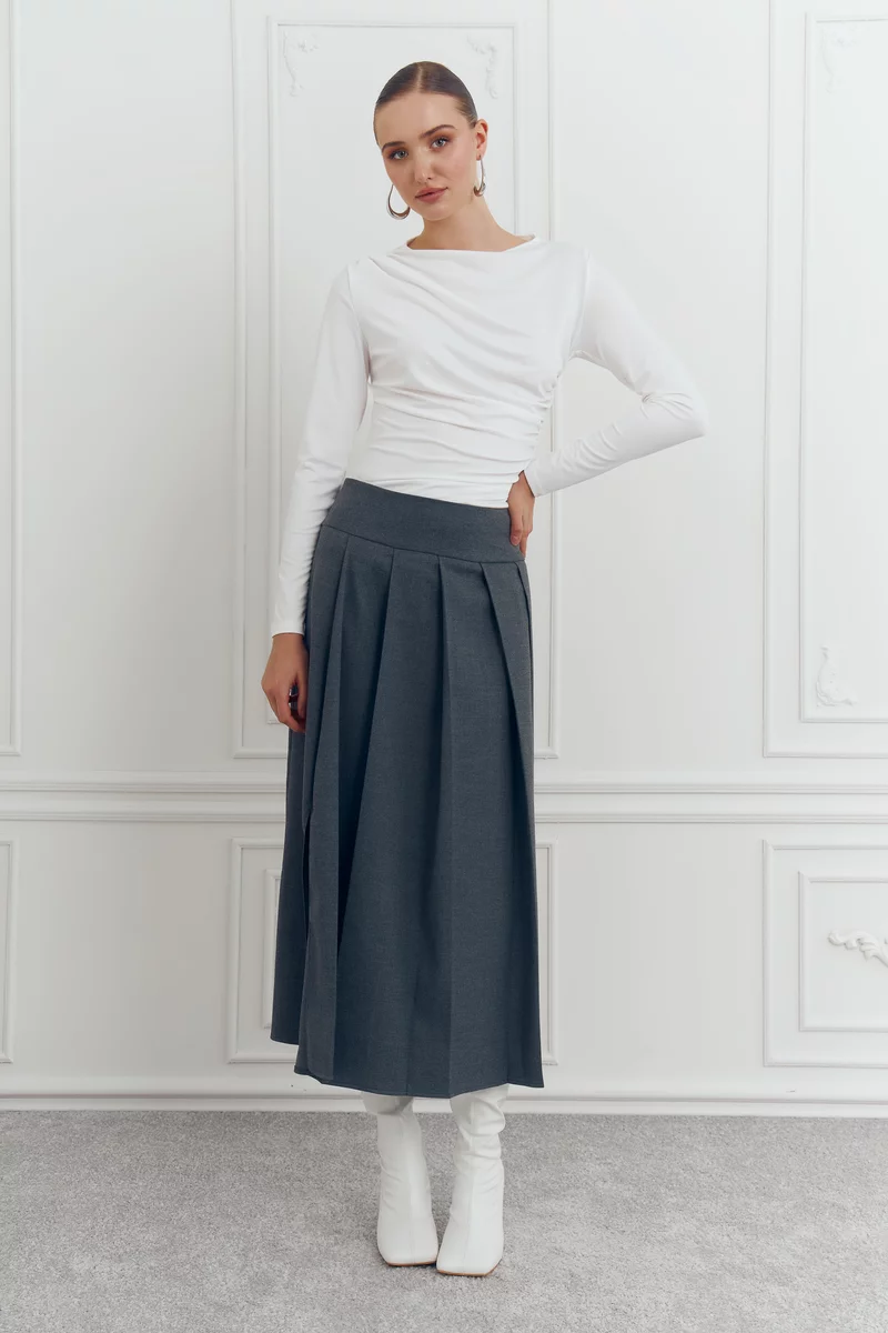 Молочный лонгслив из стрейчевого трикотажа фотография 3