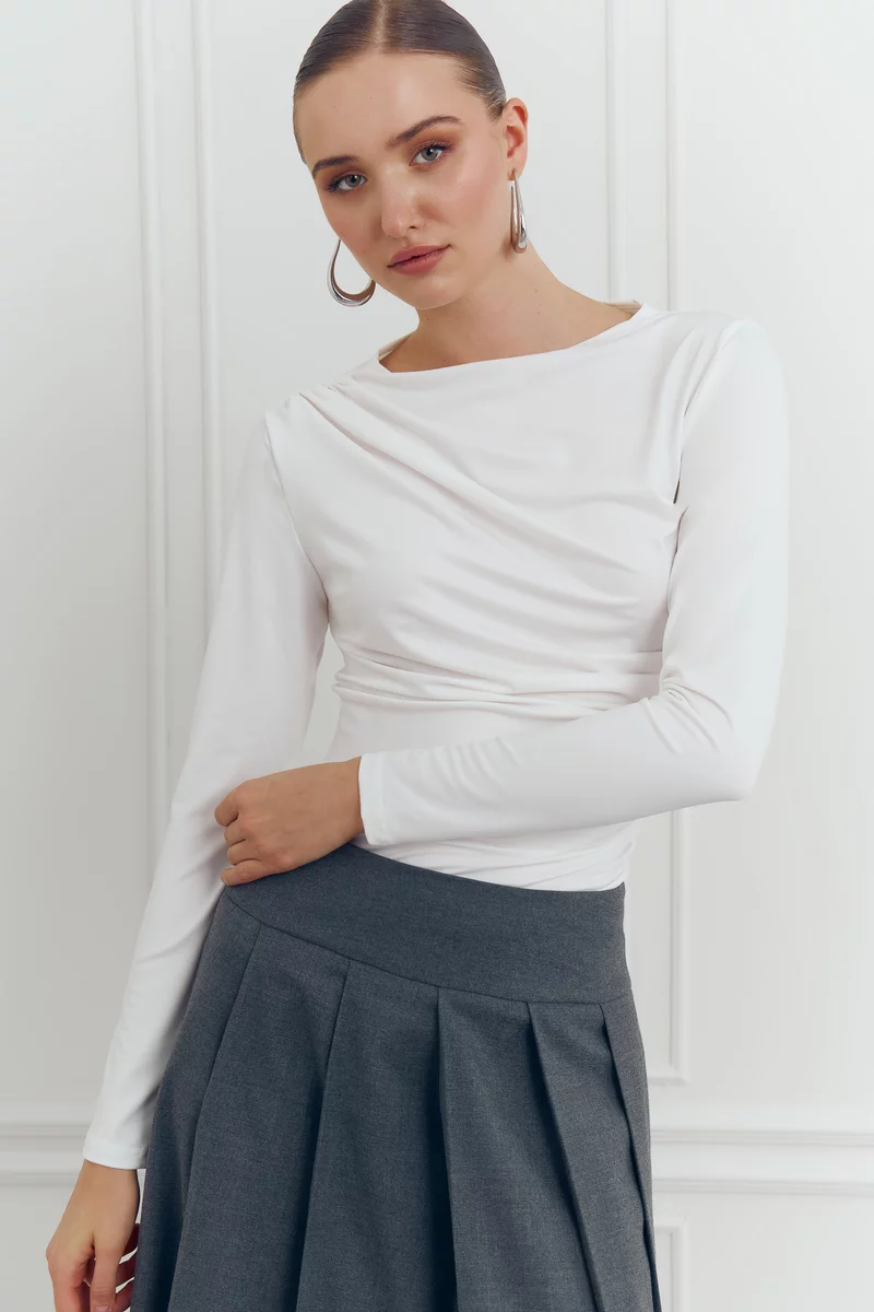 Молочный лонгслив из стрейчевого трикотажа фотография 4