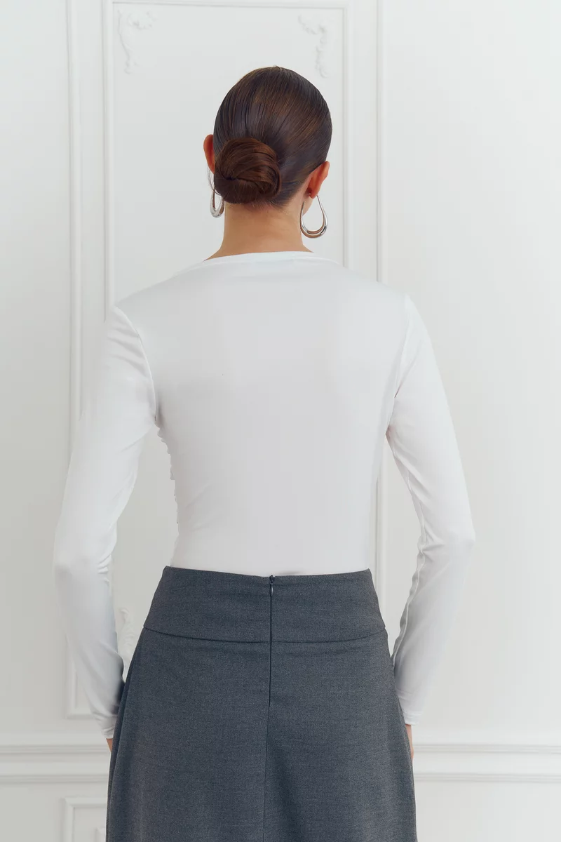 Молочный лонгслив из стрейчевого трикотажа фотография 5