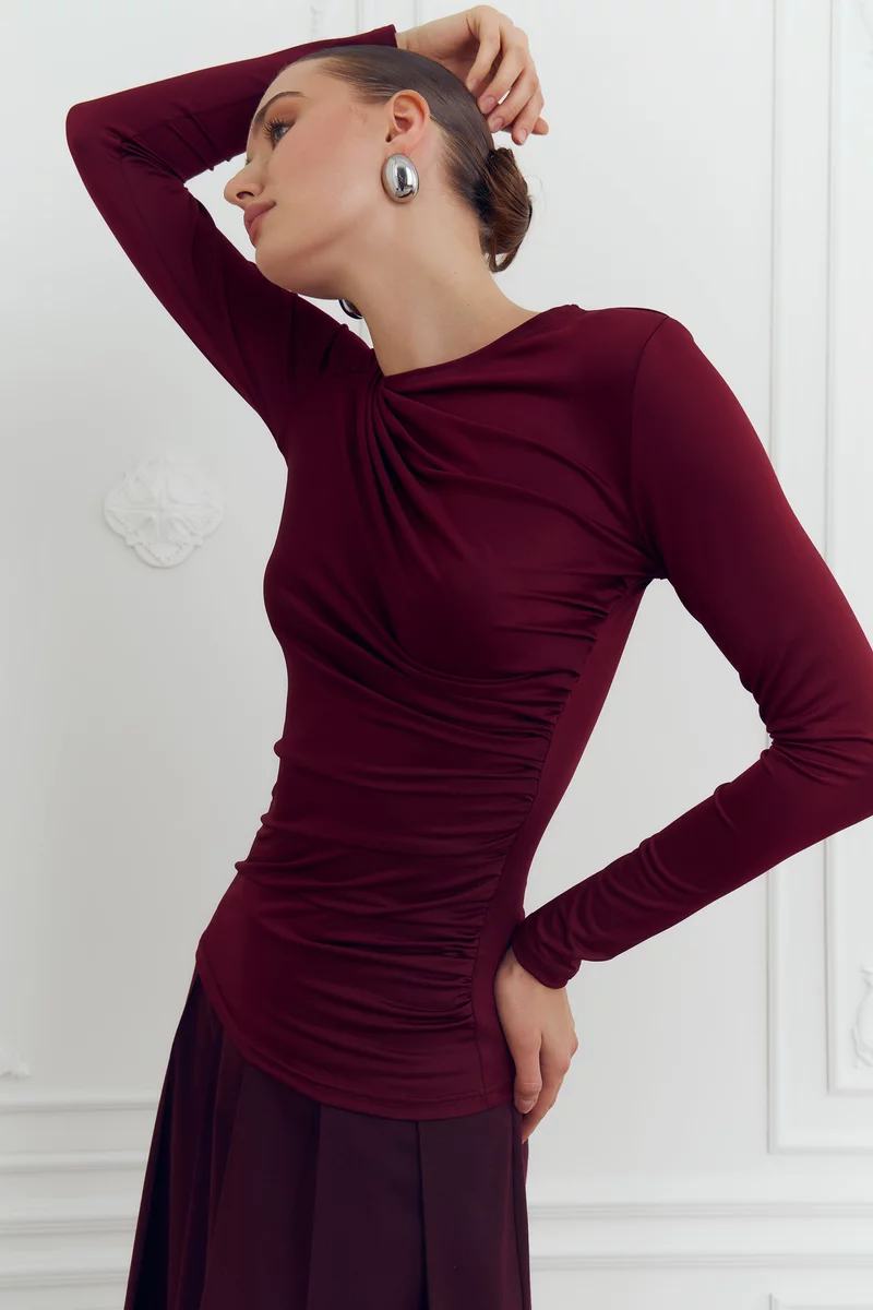 Лонгслив из стрейчевого трикотажа в оттенке бургунди фотография 1