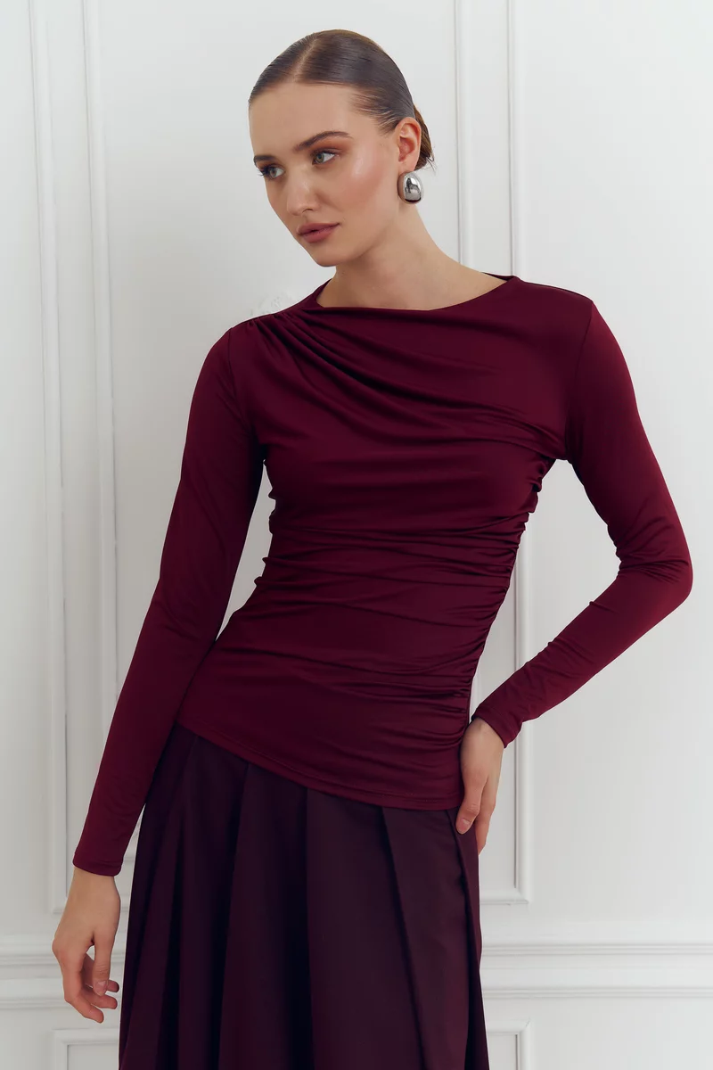 Лонгслив из стрейчевого трикотажа в оттенке бургунди фотография 2