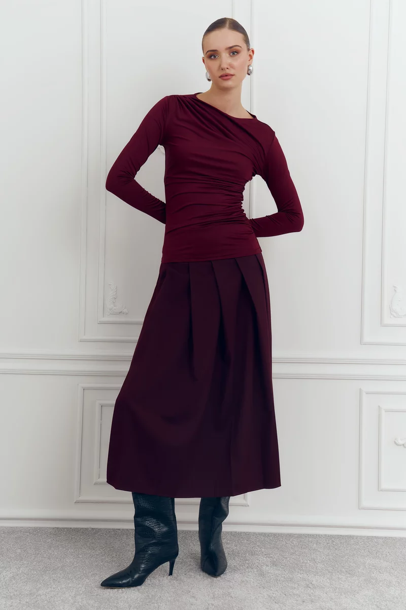 Лонгслив из стрейчевого трикотажа в оттенке бургунди фотография 3