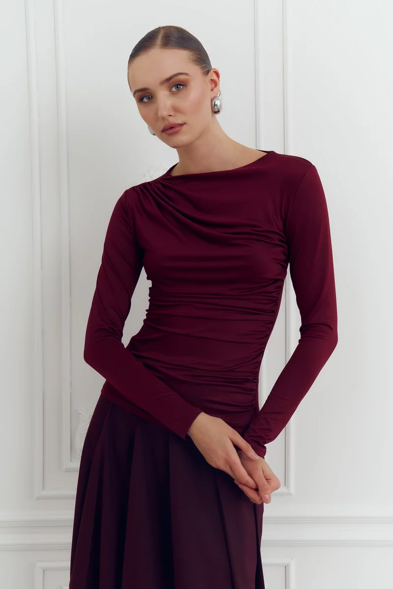 Лонгслив из стрейчевого трикотажа в оттенке бургунди фотография 4