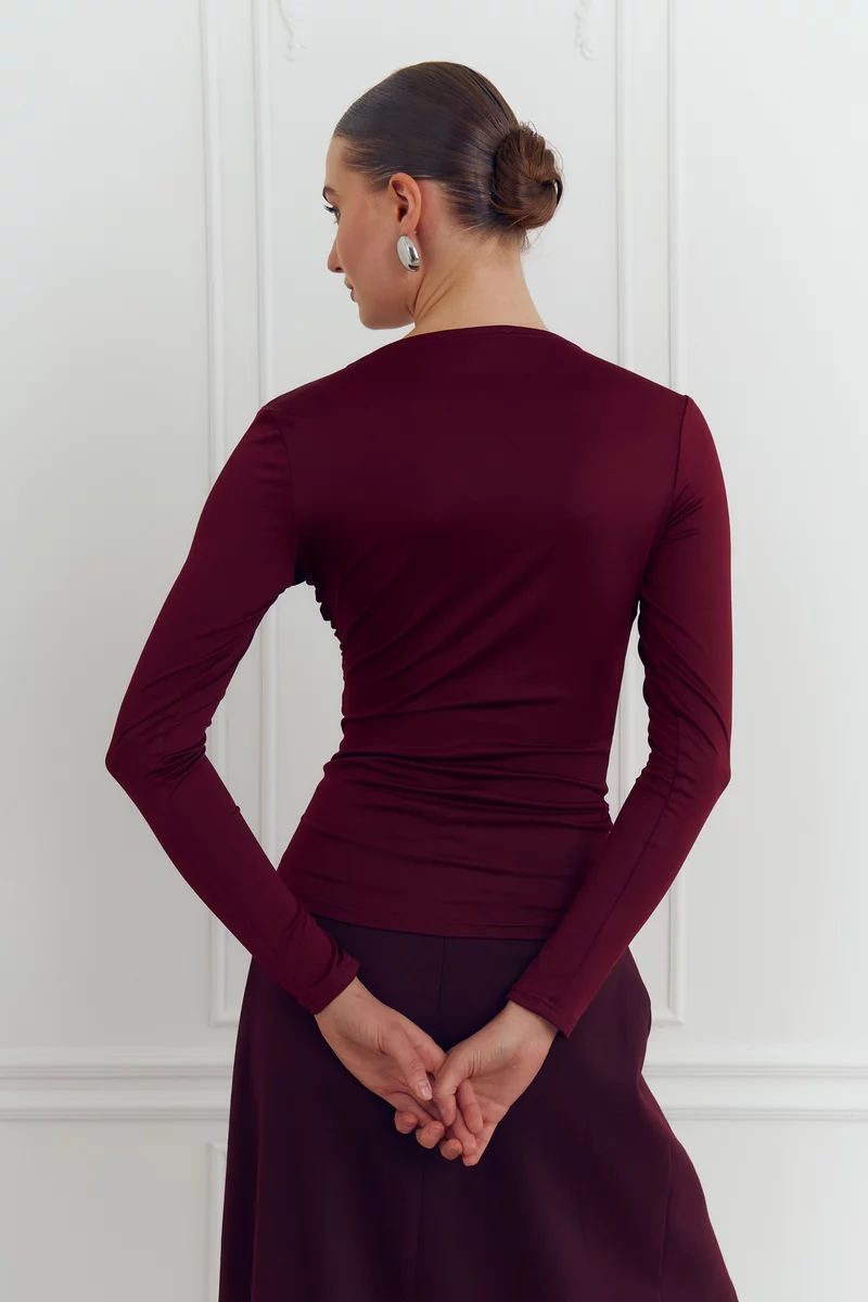 Лонгслив из стрейчевого трикотажа в оттенке бургунди фотография 5