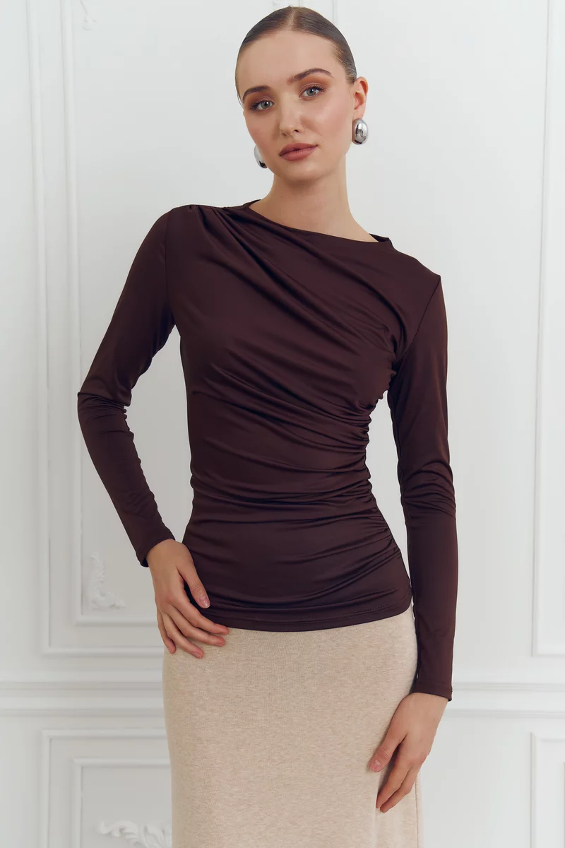 Лонгслив из стрейчевого трикотажа в шоколадном оттенке фотография 1