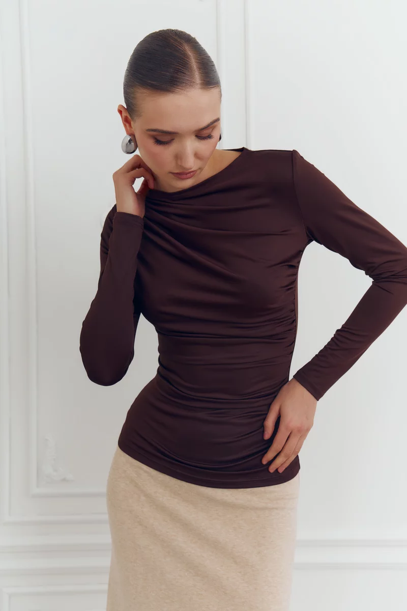 Лонгслив из стрейчевого трикотажа в шоколадном оттенке фотография 2