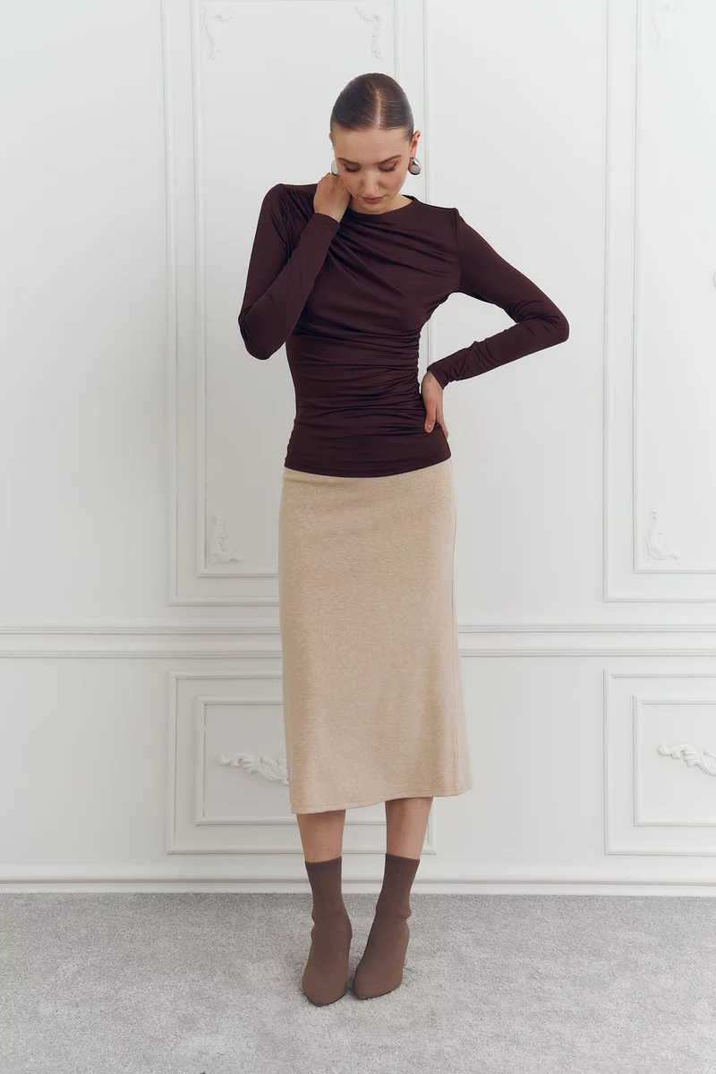 Лонгслив из стрейчевого трикотажа в шоколадном оттенке фотография 3