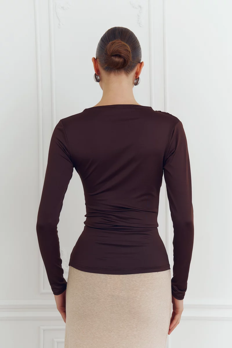 Лонгслив из стрейчевого трикотажа в шоколадном оттенке фотография 4